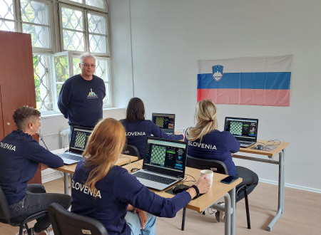 Obsojenke za mizami ob igranju šaha na računalniku