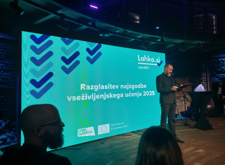 Zaključna prireditev z naslovno prosojnico dogodka in povezovalcem pred njo