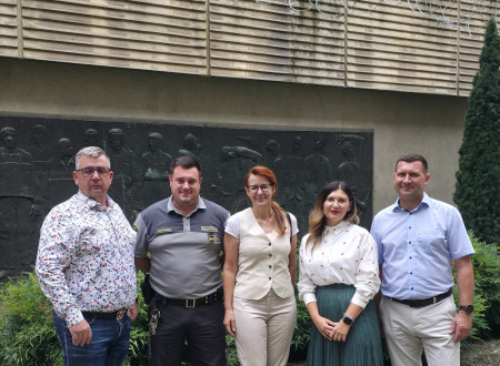 Direktor zavoda Bračko, pravosodni policist, ministrica Katič, vodja Oddelka za vzgojo in generalni direktor Perše na notranjem dvorišču zavoda