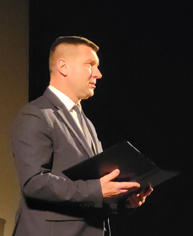 Denis Perše pri slavnostnem nagovoru prejemnikov diplomskih listin.