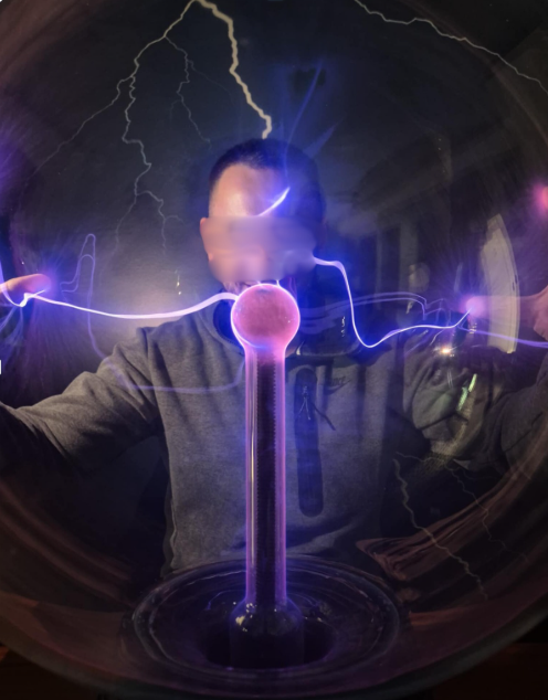 Na sliki je oseba ob elektromagnetnem valovanju