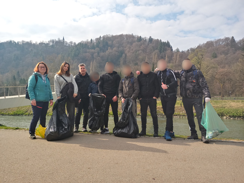 Na sliki so trije zaposleni, študentka 4. letnika socialne pedagogike Univerze v Ljubljani na študijski praksi ter šest obsojencrv. ki so se udeležili čistilne akcije.