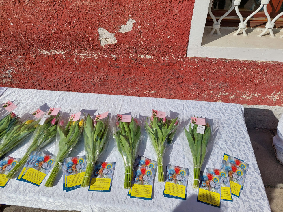 Na mizi so voščilnice in tulipani s katerimi so bile obdarovane obsojenke in zaposlene.