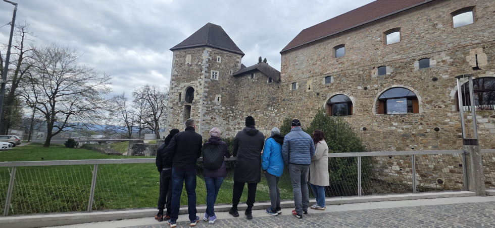 Na sliki so obsojencev v spremstvu strokovnih delavcev pred Ljubljanskim gradom.