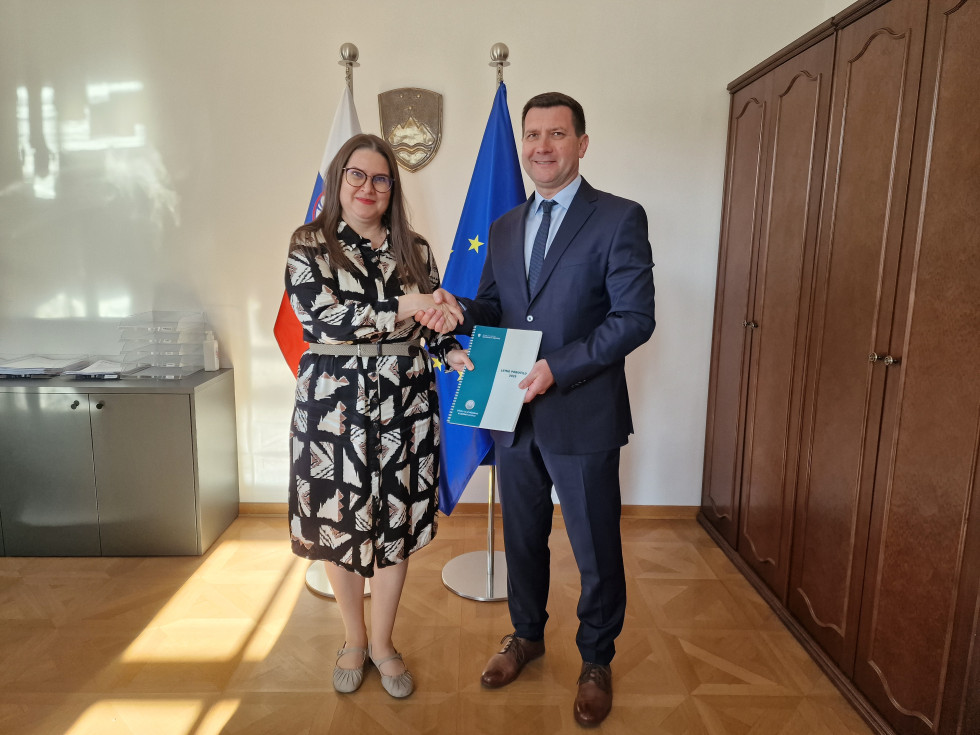 Ministrica za pravosodje mag. Andreja Kokalj in Denis Perše, generalni direktor Uprave za izvrševanje kazenskih sankcij. 