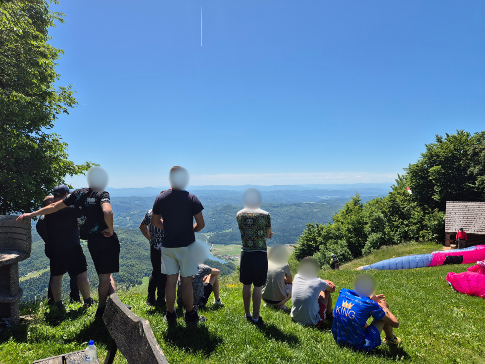 Na fotografiji so udeleženci na vrhu Lisce, kjer je lep pogled naokoli.