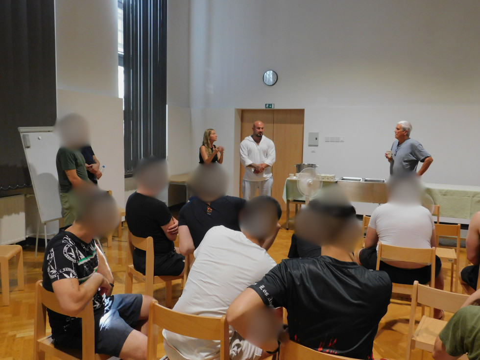 Po ogledu filma je potekal pogovor z režiserjem in enim od protagonistov filma.  V hrbet slikane so tudi zaprte osebe, ki so se udeležile delavnice.