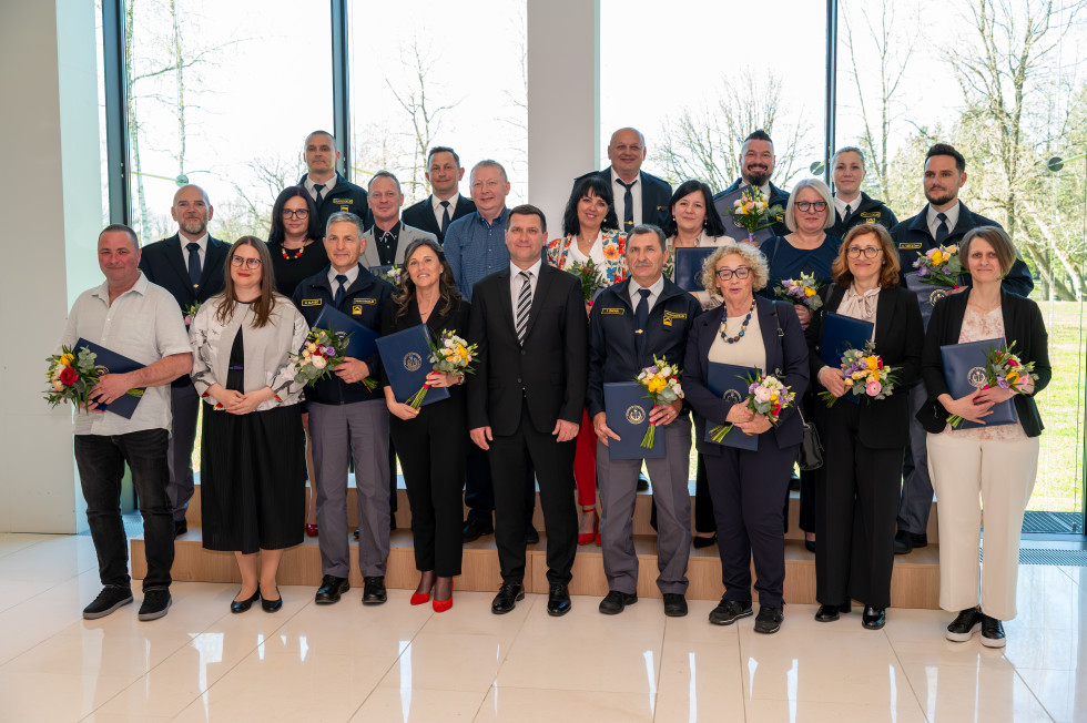 Na sliki so skupinsko letošnji nagrajenci in nagrajenke skupaj z ministrico za pravosodje in generalnim direktorjem  