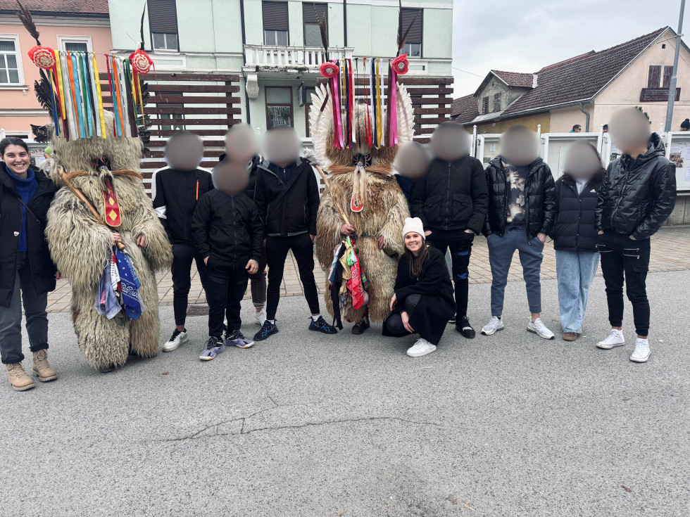 Na sliki so gojenci Prevzgojnega doma Radeče s kurenti.