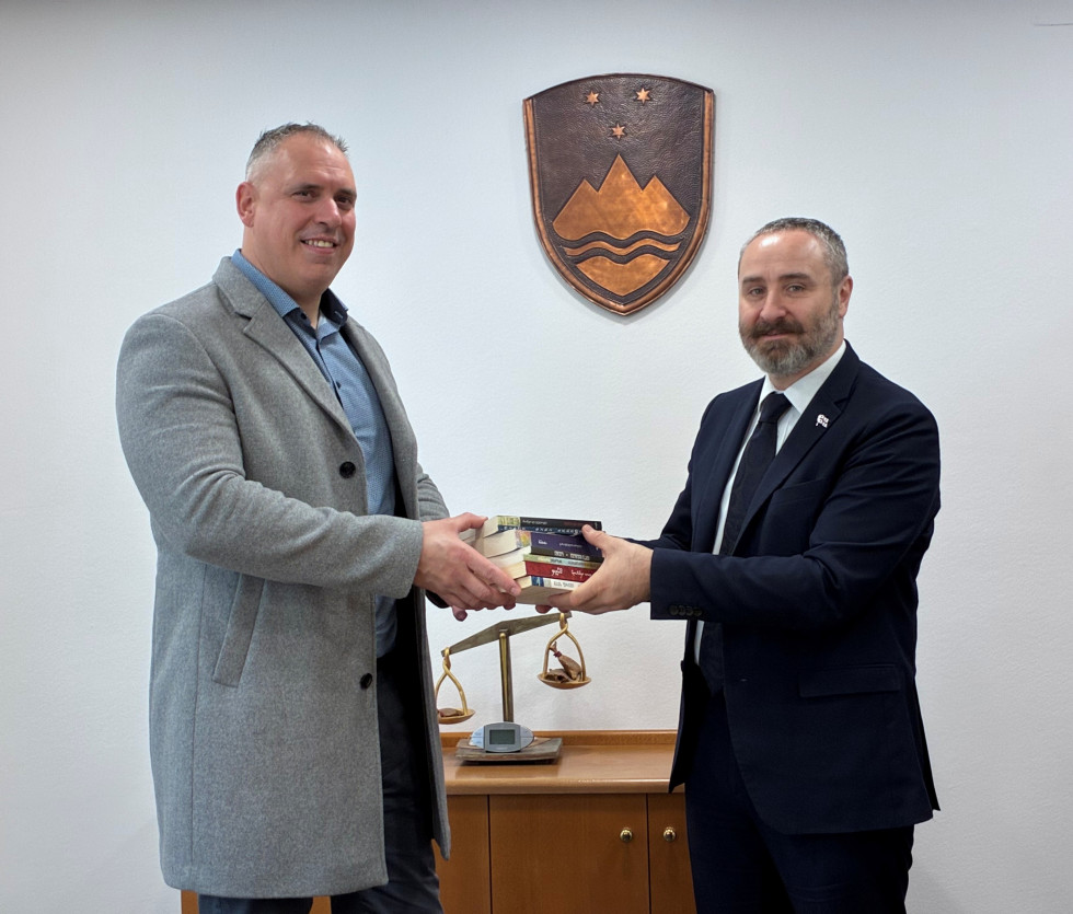 Na sliki sta direktor zapora Dob pri Mirni in gruzijski veleposlanik