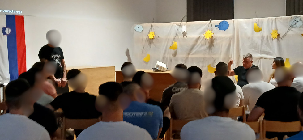 Na sliki so udeleženci v dvorani zapora Celje. V ospredju sta direktor in vodja tretmaja.