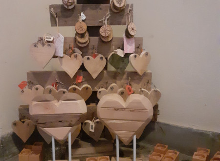 Praznični decembrski izdelki mladoletnikov iz Prevzgojnega doma Radeče - različni leseni izdelki