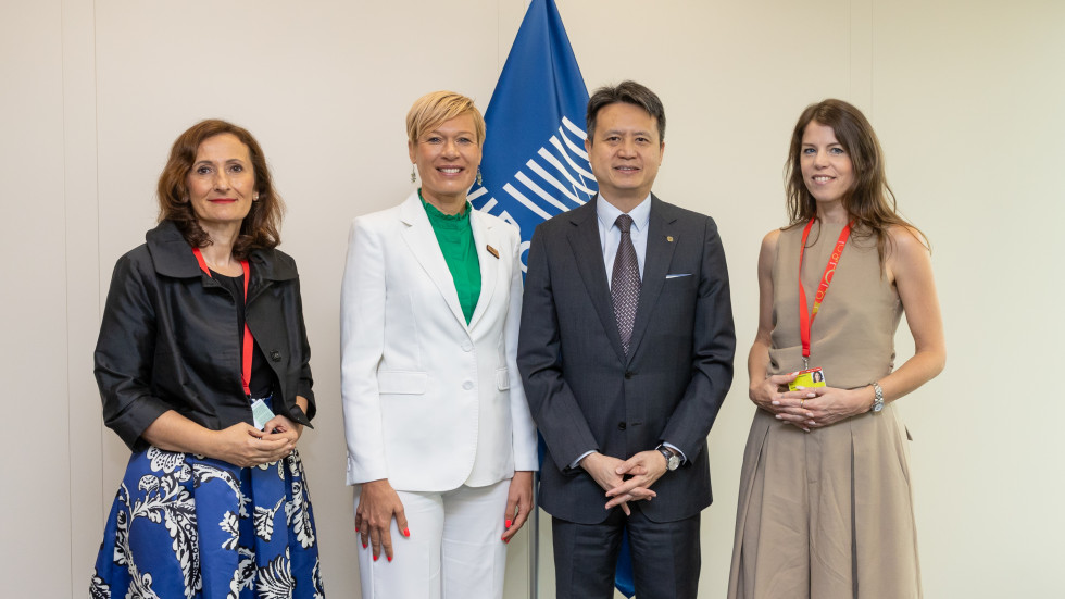 Mag. Anita Pipan, mag. Karin Žvokelj, Daren Tang, mag. Karla Pinter stojijo pred zastavo wipo in pozirajo za skupinsko fotografijo