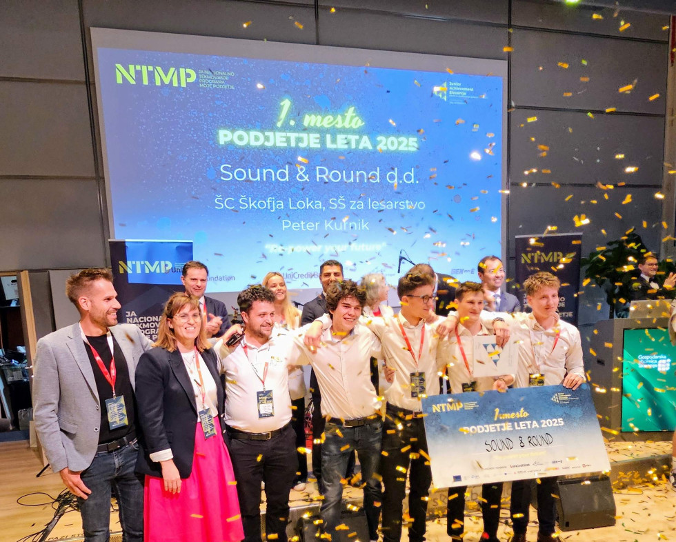 zmagovalci na odru, v zraku zlati konfeti, v ozadju zaslon z napisom naj podjetje leta sound and round