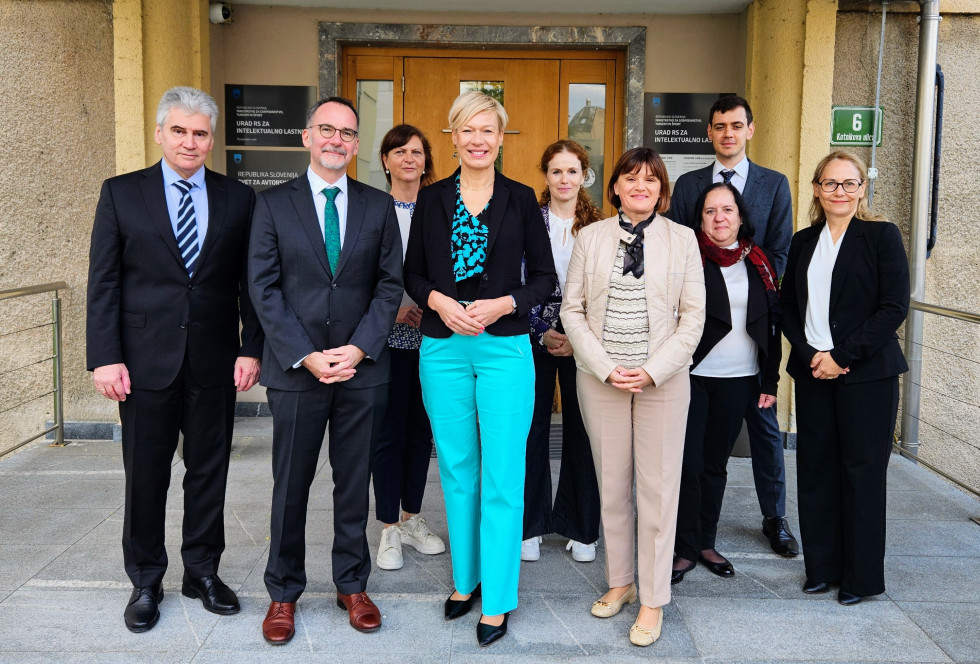 skupinska slika obeh delegacij pred vhodnimi vrati urada