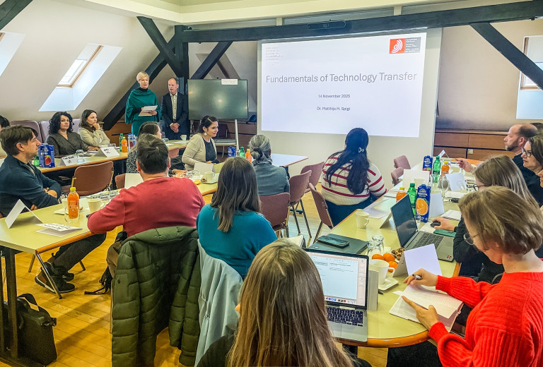 Kako poteka prehod raziskav v gospodarstvo: predstavitev temeljnih procesov prenosa tehnologij