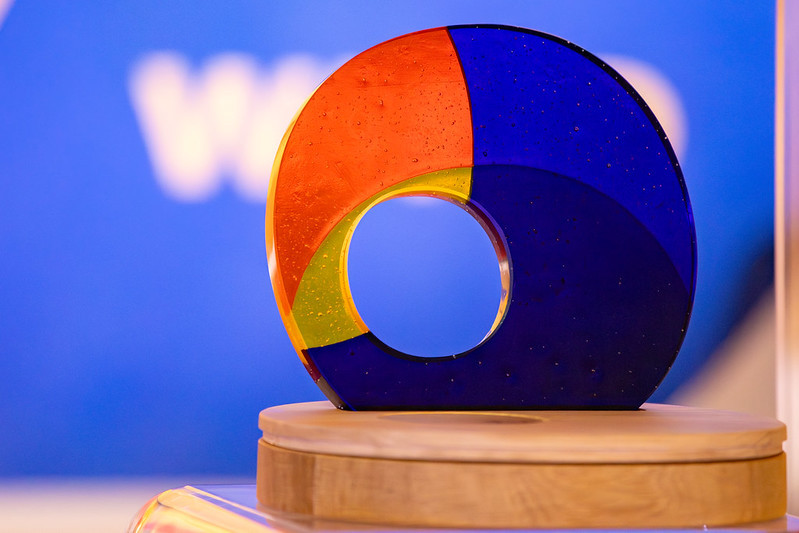 slika fizične nagrade na podstavku (oranžno moder steklen krog)