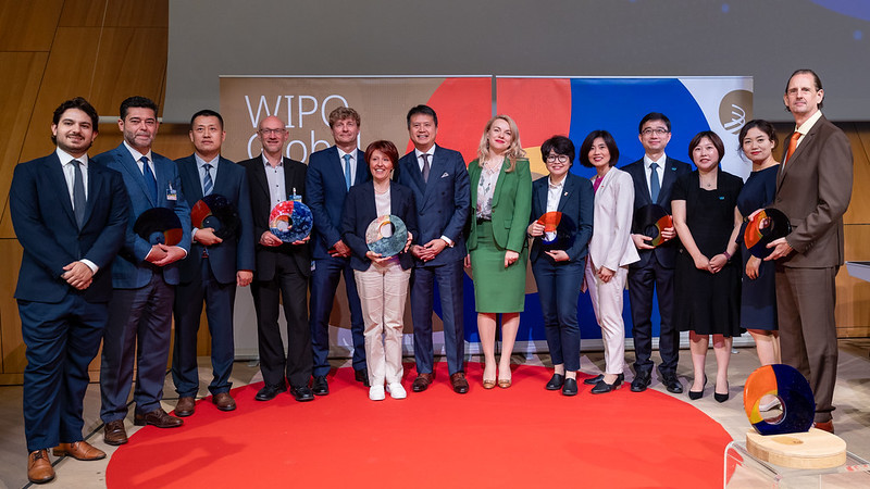 Nagrajenci WIPO, direktorica Aerosol d.o.o. Mateja Forštnarič šesta z leve, ob njej desno Daren Tang