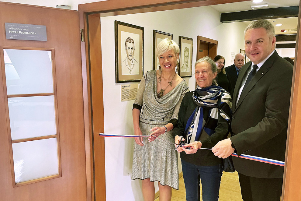 Director of the Office Karin Žvokelj, Ms Marion Florjančič and State Secretary Dejan Židan at the ribbon-cutting ceremony