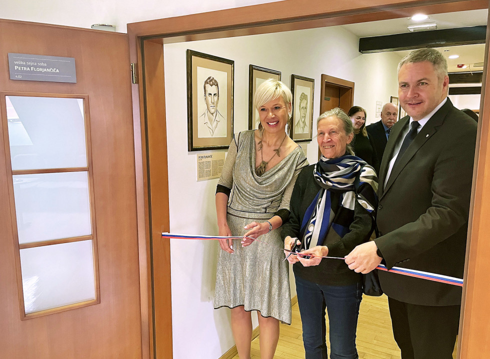 Director of the Office Karin Žvokelj, Ms Marion Florjančič and State Secretary Dejan Židan at the ribbon-cutting ceremony