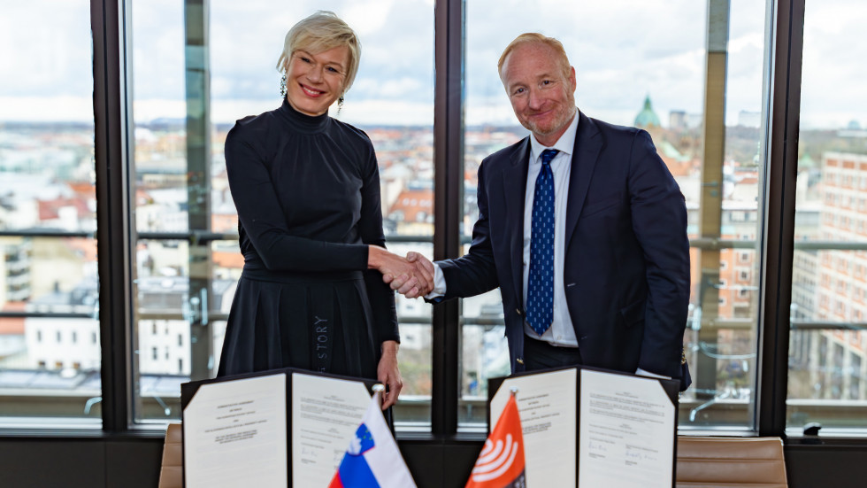 The Director of the Intellectual Property Office Karin Žvokelj and the President of the European Patent Office António Campinos at the signing of the Administrative Agreement