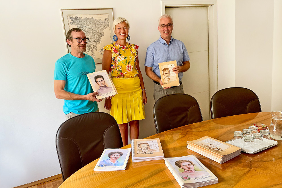 Direktorica urada mag. Karin Žvokelj, podpredsednik Zveze prijateljev mladine Slovenije Uroš Brezovšek in generalni tajnik Slovenske karitas Peter Tomažič ob predaji zvezkov.