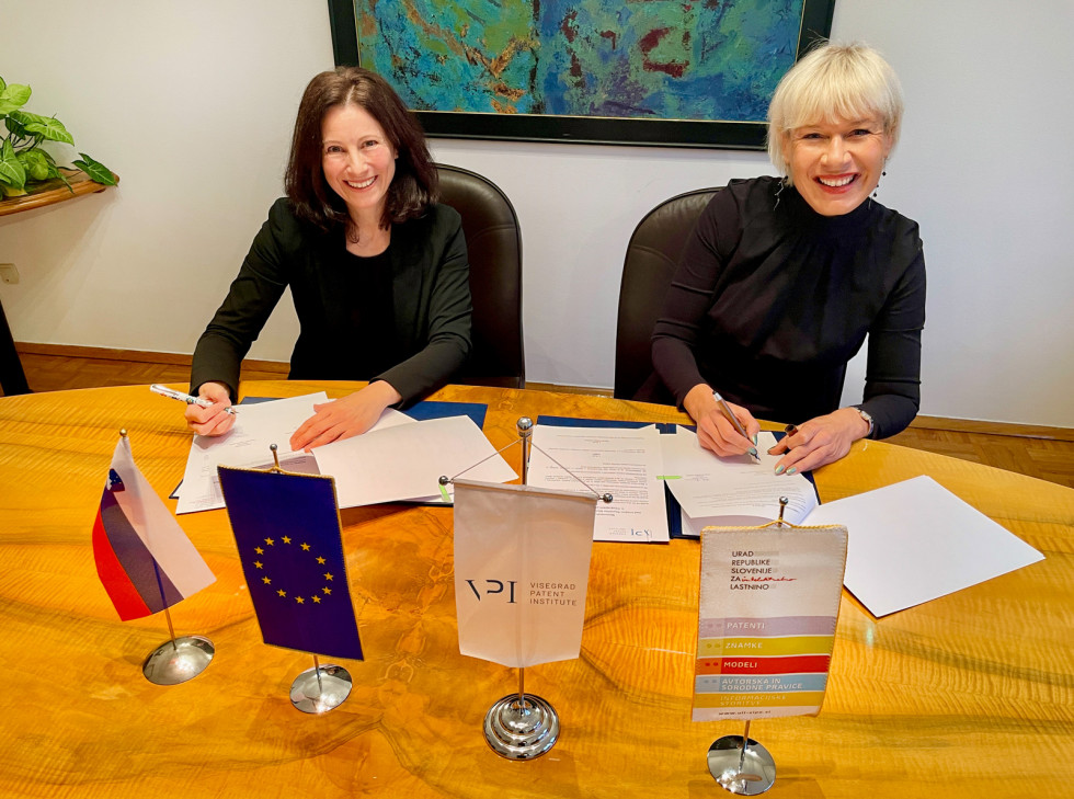 Director of the Visegrad Patent Institute Johanna Stadler and Director of the Slovenian Intellectual Property Office Karin Žvokelj at the signing of the memorandum