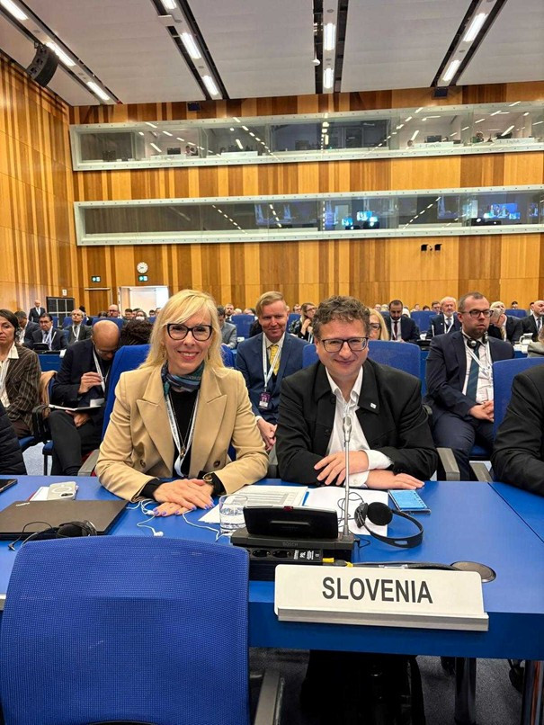 Za napisom Slovenija sedita direktor URSJV in veleposlanica na Stalnem predstavništvo pri OZN, OVSE in drugih mednarodnih organizacijah na Dunaju