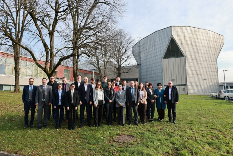 Udeleženci stojijo pred raziskovalnim reaktorjem TRIGA Mark II