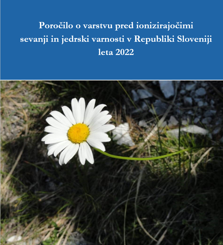 Naslovnica letnega poročila, v zgornjem delu na modri podlagi izpisan naslov z belo barvo, pod tem pa fotografije gorske cvetlice