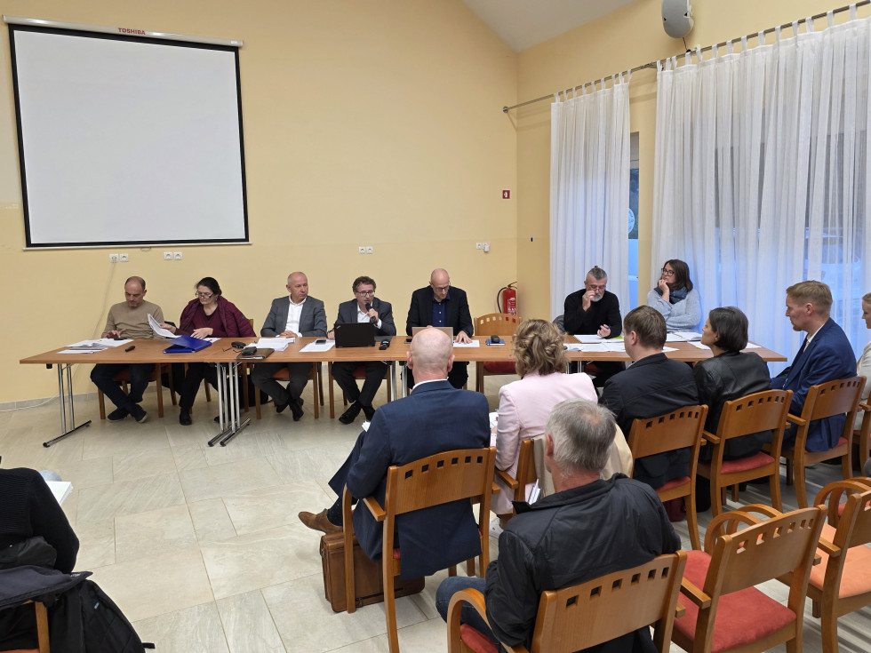7 oseb sedi za mizo in odgovarja na vprašanja vezana na Uredbo o območjih omejene rabe prostora zaradi jedrskega objekta 
