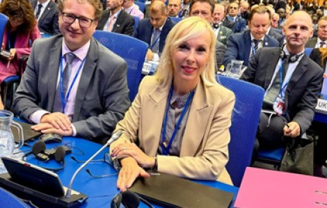 Veleposlanica Župevc in direktor Sirc na plenarnem zasedanju (veleposlanica in direktor za mizo slovenske delegacije, v ozadju še tuji udeleženci)