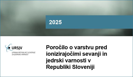 Naslovnica poročila s črnimi črkami na beli podlagi in letnica napisana v belem na modri podlagi