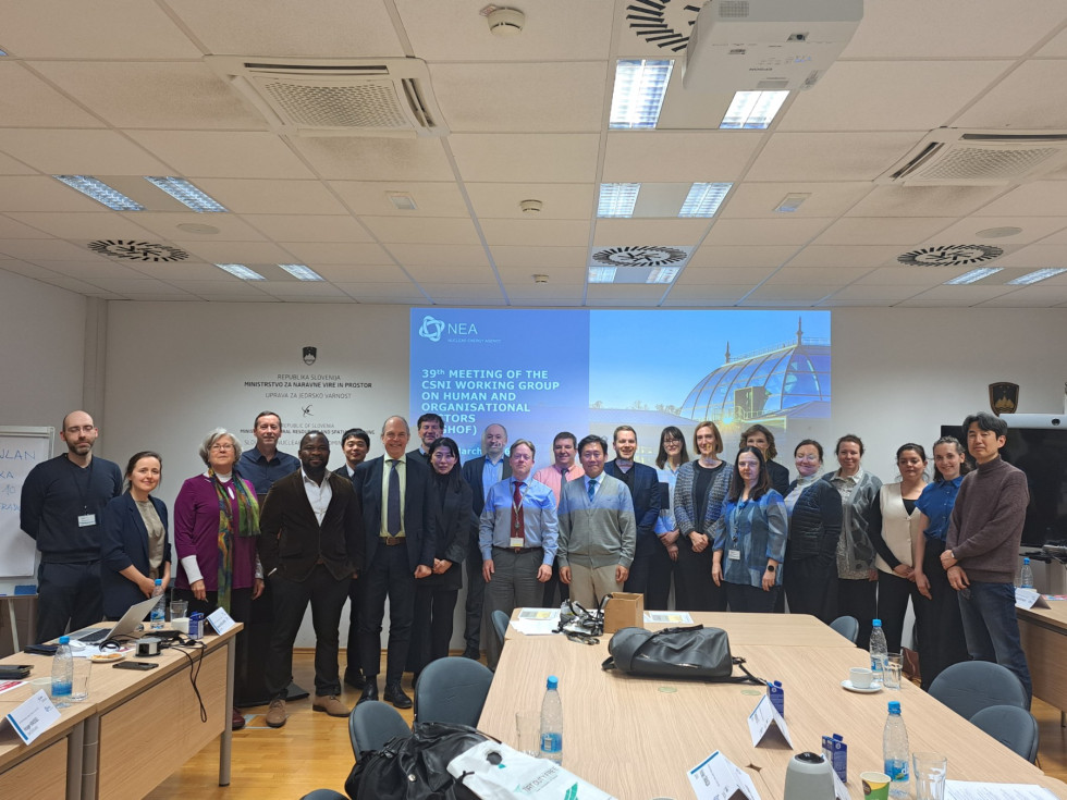 Udeleženci delovnega sestanka v sejni sobi na URSJV