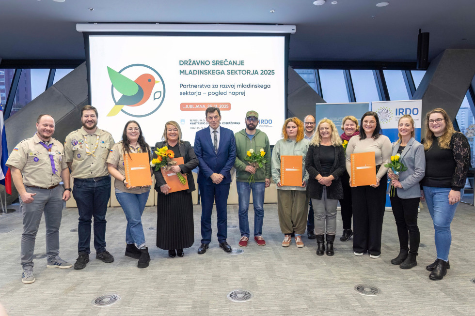 Na sliki so vsi letošnji nagrajenci v mladinskem sektorju