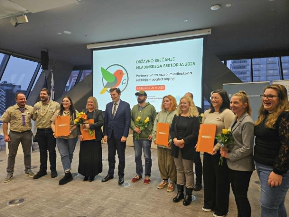 Na sliki so nagrajenci na letošnji podelitvi državnih priznanj