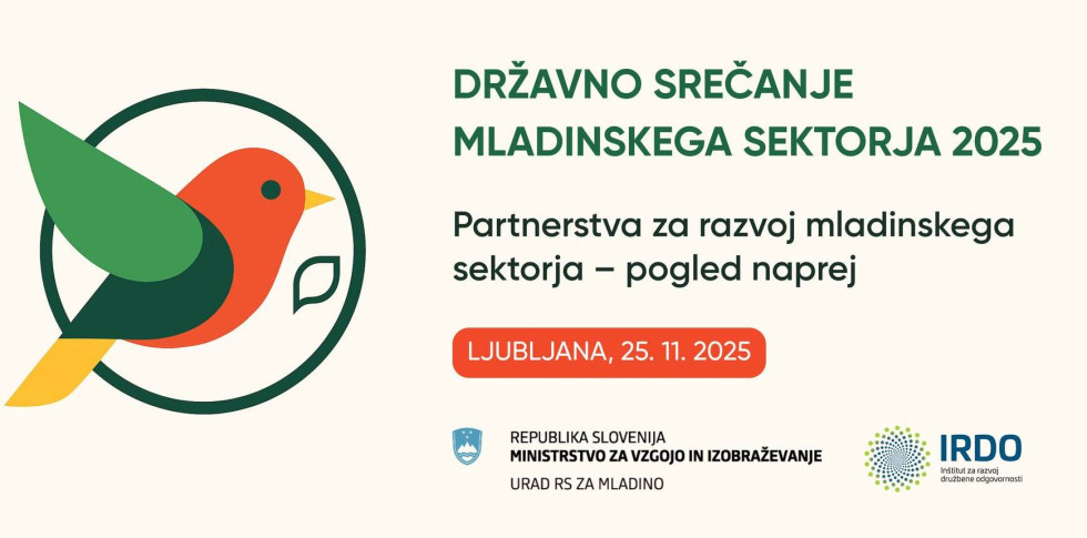 Ptič zelene, oranžne in rumene barve v zelenem krogu. Napis: Državno srečanje mladinskega sektorja 2025.