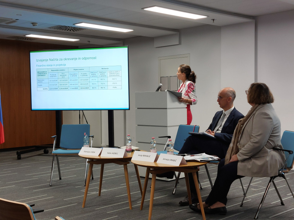 Publika v dvorani posluša predstavitev.