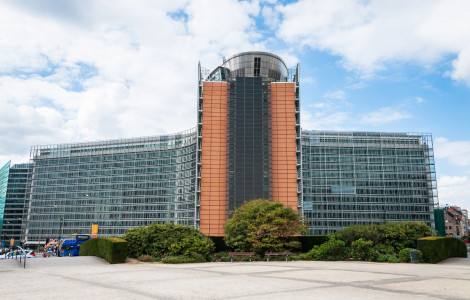 Stavba EK  (Stavba sedeža Evropske komisije, modro nebo z belimi oblaki)