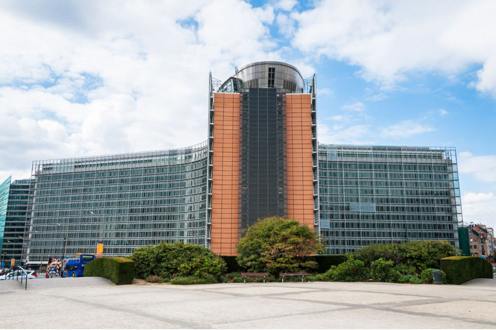 Stavba sedeža Evropske komisije, modro nebo z belimi oblaki