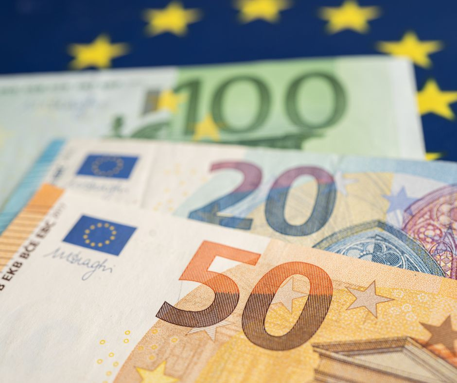 Bankovci in v ozadju zastava EU