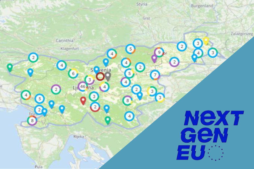 Zemljevid Slovenije z označenimi točkami v krajih, kjer se nahajajo primeri projektov Načrta za okrevanje in odpornost.  Desno spodaj moder napis NextGenEU. 