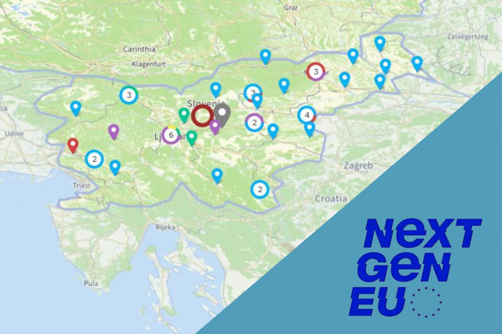 Zemljevid Slovenije z označbami krajev. Moder napis NextGeneration EU na svetlo modri podlagi spodaj desno. 