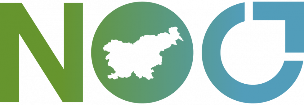 Logotip Načrt za okrevanje in odpornost, od leve proti desni velik tiskan N v zeleni barvi, velik tiskan O v zeleni barvi, v katerem je z belo barvo narisano območje Slovenije, nato še moder O.