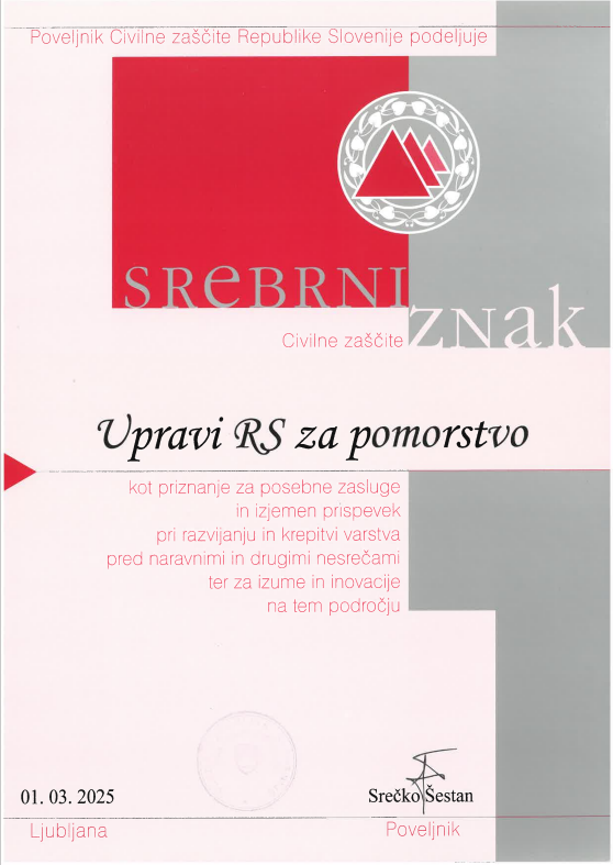 Priznanje na katerem piše: Srebrni znak Civilne zaščite Upravi za pomorstvo kot priznanje za posebne zasluge in izjemen prispevek pri razvijanju in krepitvi varstva pred naravnimi in drugimi nesrečami ter za izume in inovacije na tem področju.