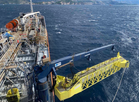 prikaz delovne ladje ki spušča naprave v morje 