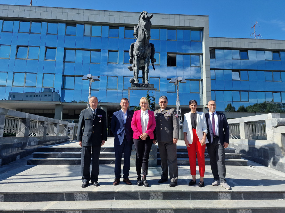 Skupinska fotografija članov delegacije pred stavbo Ministrstva za obrambo