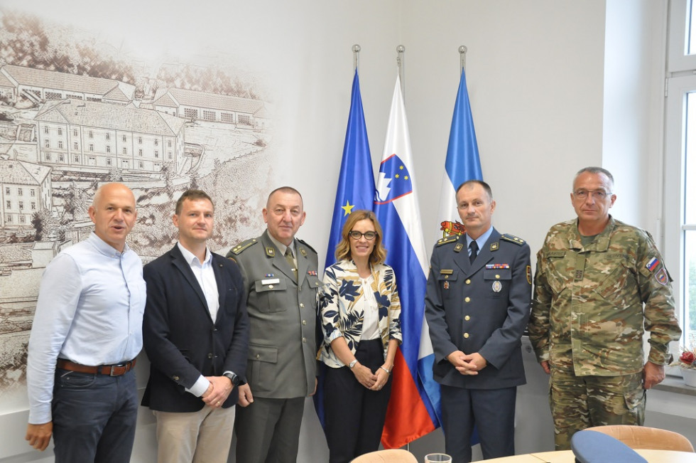 Skupinska fotografija delegacije s predstavniki Vojaškega muzeja in Uprave za vojaško dediščino
