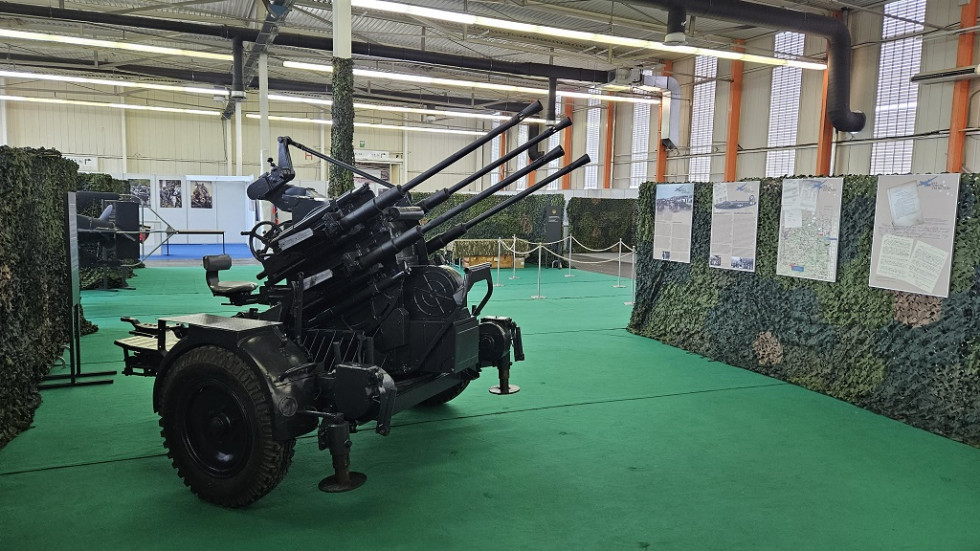 Protiletalski top Flak Vierling M 38 razstavljen na sejemskem prostoru