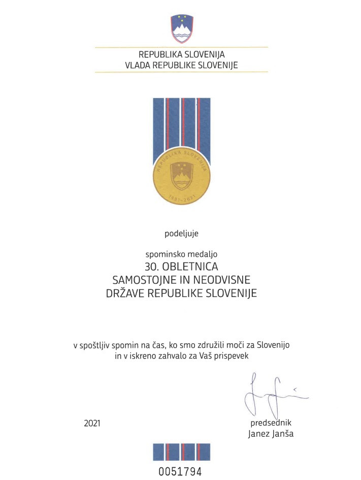 Na vrhu listine je grb in napis Republike Slovenije, v sredini na obodu zlatega kroga napis Republika Slovenija 1991-2021, ki je pripet na trak v barvah slovenske zastave in spodaj izpisan naziv medalje